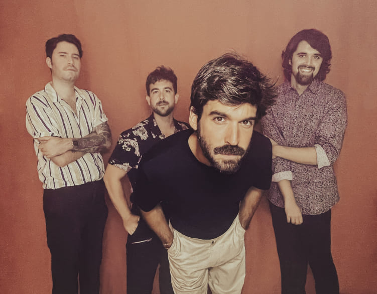 Los cuatro miembros de Ladmiro sobre fondo terracota